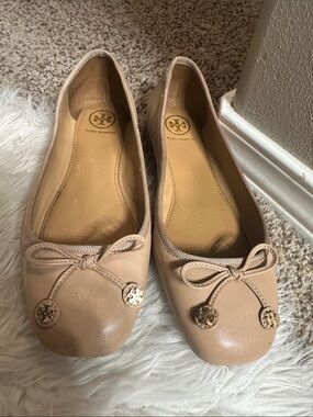 Tory Burch Nude/Taupe Leather Bow Ballet Flats with Logo Discs